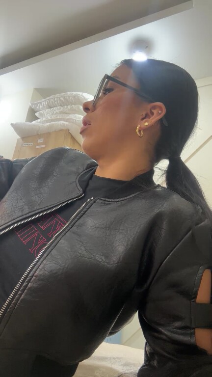 LiaSinclair's Streamate show and profile