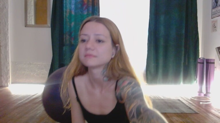 VicktoriaLou's Streamate show and profile